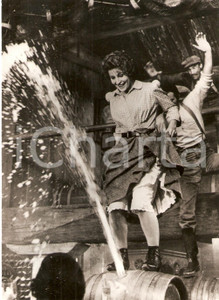 Fotografia d epoca originale 1977 PETE S DRAGON Attrice Helen REDDY durante una scena del film Foto 1