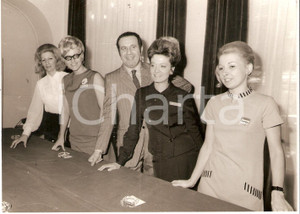 Fotografia d epoca originale 1970 FESTIVAL DI SANREMO Ezio RADAELLI presenta commissione di selezione Foto 1