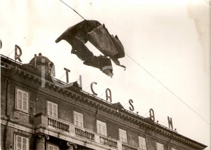Fotografia d epoca originale 1970 TRIESTE Bora solleva lamiera su fili del tram ADRIATICA Assicurazioni Foto 1