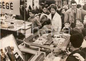 Fotografia d epoca originale 1965 PARIS Shopping natalizio in un negozio di giocattoli Foto 17x13 cm 1