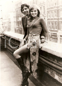 Fotografia d epoca originale 1970 LONDON Primo incontro tra Sacha DISTEL e Julie EGE Foto 17x13 cm 1