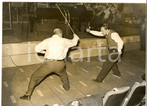 Fotografia d epoca originale 1958 LONDON ROYAL FESTIVAL HALL Gerard HOFFNUNG duels with Joseph COOPER Photo 1