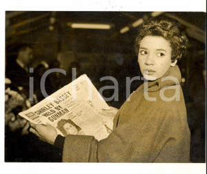 Fotografia d epoca originale 1957 LONDON Shirley BASSEY after the night with a gunman who held her Photo 1