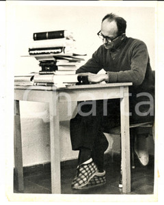 Fotografia d epoca originale 1961 ISRAELE Nazista Adolf EICHMANN  prigioniero prepara al processo Foto 16x20 1