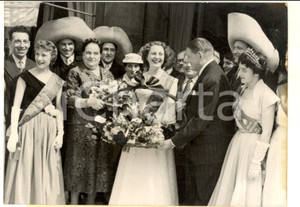 Fotografia d epoca originale 1955 PARIS PrÃ©sident RenÃ© COTY reÃ§oit les fleurs des dames de La Halle Photo 1
