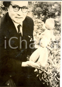 Fotografia d epoca originale 1954 BEZIERS Cultivateur GALINIER trouve pomme de terre en forme humaine Photo 1