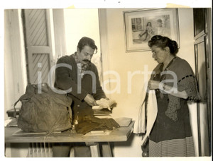 Fotografia d epoca originale 1954 RONCOLE DI BUSSETO Giovannino GUARESCHI prepara lo zaino per la prigione 1