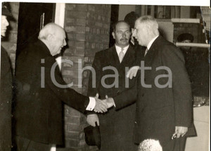 Fotografia d epoca originale 1960 LONDON Winston CHURCHILL greeting Charles DE GAULLE on a State visit 1