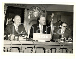 Fotografia d epoca originale 1954 LONDON Rab BUTLER opening the Currencies Conference as president Photo 1