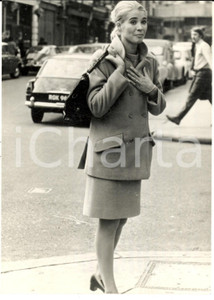Fotografia d epoca originale 1968 LONDON Julia LOCKWOOD dopo la firma per Arlecchino, servo di due padroni 1