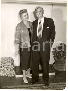 Fotografia d epoca originale 1960 CHESHAM Aneurin BEVAN and his wife Jenny LEE after his operation Photo 1