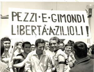 Fotografia d epoca originale 1967 GIRO D ITALIA RICCIONE  LIDO ESTENSI Italo ZILIOLI tra il pubblico Foto 1
