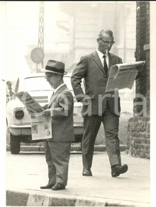 Fotografia d epoca originale 1970 MILANO La lettura dei quotidiani in strada Foto reportage 14x18 cm 1