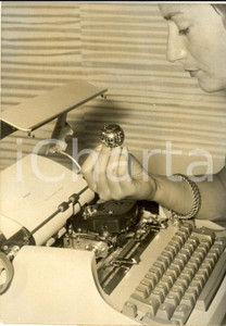 Fotografia d epoca originale 1961 PARIS Salon de l Equipement de Bureau  Nouvelle machine Ã  Ã©crire Photo 1