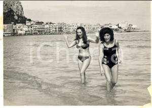 Fotografia d epoca originale 1966 PALERMO MONDELLO Soubrette internazionali al bagno in febbraio Foto 1