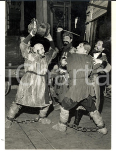 Fotografia d epoca originale 1966 MILANO TEATRO Prima messinscena Da una casa di morti di Leos JANACEK Foto 1