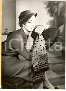 Fotografia d epoca originale 1953 PARIS MODA Creazione atelier Pierre BALMAIN con accessori in velluto Foto 1
