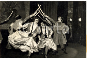 Fotografia d epoca originale 1958 PARIS Ballet polonais PARNELLA pendant la DANSE DU SABRE Photo 18X14 1