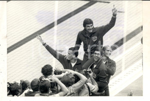 Fotografia d epoca originale 1972 OLIMPIADI di MONACO NUOTO Il campione Mark SPITZ portato in trionfo Foto 1