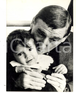 Fotografia d epoca originale 1966 MILANO Renato RASCEL posa per promuovere Bambino beat Foto 13x18 cm 1