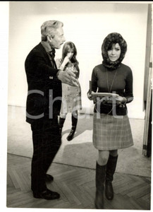 Fotografia d epoca originale 1967 MILANO Oleg CASSINI cerca volto nuovo per film Matt Helm Foto 14x18 cm 1