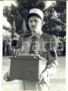 Fotografia d epoca originale 1962 PUYLOUBIER F ArrivÃ©e reliques LEGION ETRANGERE  Main du capitaine DANJOU 1