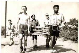 Fotografia d epoca originale 1957 SUTTON PARK World Scouts Jubilee Jamboree  Scouts carrying wood Photo 1