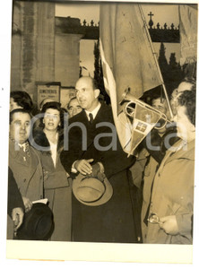 Fotografia d epoca originale 1954 MONTPELLIER Ex re Umberto di Savoia visita la tomba della madre Foto 1
