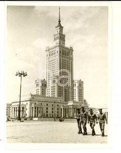 Fotografia d epoca originale 1956 VARSAVIA Militari polacchi al Palazzo della Cultura dopo la rivolta Foto 1