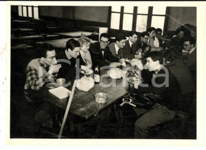 Fotografia d epoca originale 1958 TORINO POLITECNICO Occupazione studentesca  Il pranzo Foto 18x14 1