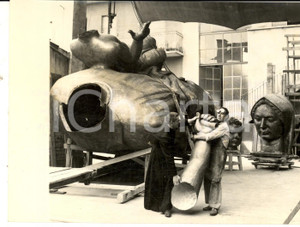 Fotografia d epoca originale 1958 MILANO Fonderia BATTAGLIA Costruzione statua Madonna Santuario di TORTONA 1