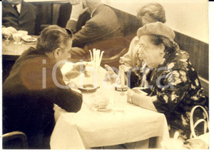 Fotografia d epoca originale 1957 VENEZIA Aristotele ONASSIS Elsa MAXWELL all Harry s Bar Foto DANNEGGIATA 1