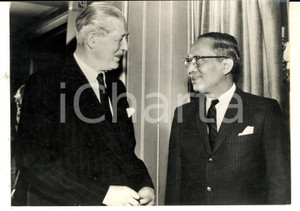 Fotografia d epoca originale 1962 LONDON Segretario NATO U THANT a colloquio con Harold MACMILLAN Foto 18x13 1