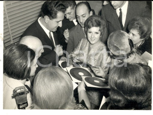Fotografia d epoca originale 1967 MILANO Orietta BERTI firma autografi dopo aver vinto il Disco d Oro Foto 1