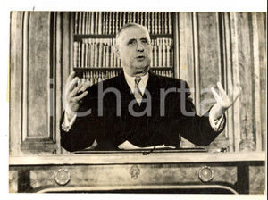 Fotografia d epoca originale 1962 PARIS GÃ©nÃ©ral DE GAULLE pendant son allocution radiotÃ©lÃ©visÃ©e Photo 18x14 1