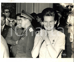 Fotografia d epoca originale 1965 MENTON Astronauti Valentina e Adrian NIKOLAEV con il sindaco DANNEGGIATA 1