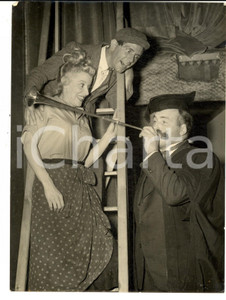 Fotografia d epoca originale 1953 LONDON Jimmy EDWARDS sounds a fanfare for Sally BARNES and Norman WISDOM 1