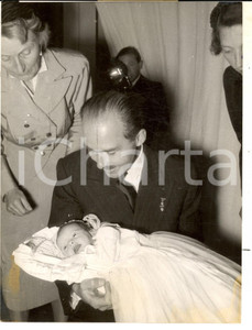 Fotografia d epoca originale 1953 MUNCHEN Otto VON HABSBURG con la figlia neonata Andrea Foto 15x20 cm 1