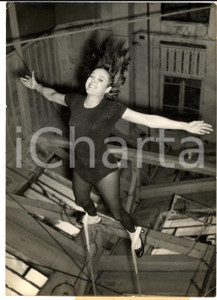 Fotografia d epoca originale 1963 PARIS Pascale ROBERTS s entraine au trapÃ¨ze pour le GALA DES ARTISTES 1