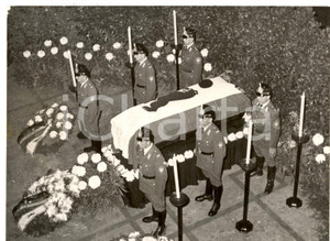Fotografia d epoca originale 1953 BERLIN SCHOENEBERG Guardia d onore per la salma di Ernst REUTER Foto 20x15 1