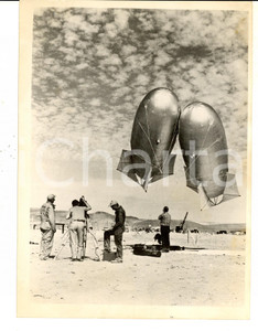 Fotografia d epoca originale 1953 US AIR FORCE Balloons for weather informations during atomic tests Photo 1