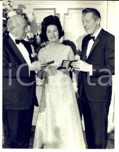 Fotografia d epoca originale 1966 NEW YORK Cuore d oro a Lady Bird JOHNSON per le attivitÃ  umanitarie Foto 1