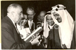 Fotografia d epoca originale 1953 HAMBURG Prof. Ernst REUTER meets prince Abdullah bin Faisal AL SAUD Photo 1