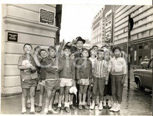 Fotografia d epoca originale 1953 LONDON Padre BORRELLI con i suoi bimbi poveri ospiti di famiglie inglesi 1