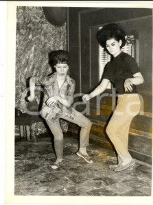 Fotografia d epoca originale 1962 BRIGHTON Rita FRANKS new champion twister of the world Photo 15x20 cm 1
