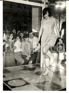Fotografia d epoca originale 1967 MILANO I CHERUBINI Il ballo della pallina taj al piede Foto 13x18 cm 1