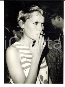 Fotografia d epoca originale 1967 NEW YORK Mia FARROW SINATRA fuma il cigarillo secondo la moda Foto 13x18 1