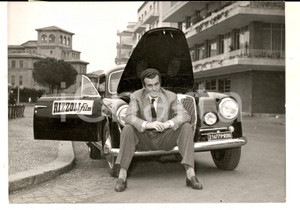 Fotografia d epoca originale 1955 ROMA RALLY DEL CINEMA Massimo SERATO pronto alla partenza Foto 18x14 1