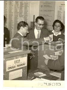 Fotografia d epoca originale 1956 NAPOLI Elezioni Provinciali  Ministro Guido CORTESE alle urne Foto 13x18 1