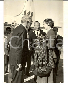 Fotografia d epoca originale 1958 ROMA Re Gustavo di SVEZIA accoglie la figlia Margrethe Foto 13x18 cm 1